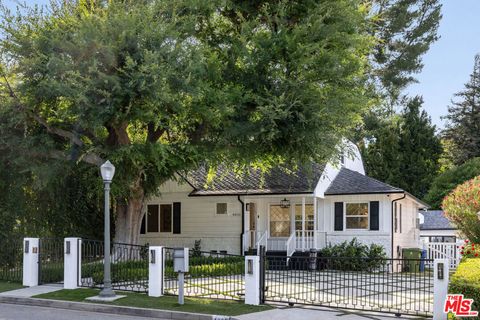Photo of 4051 Beverly Glen Boulevard, Sherman Oaks, CA 91423 (MLS # 26810035)
