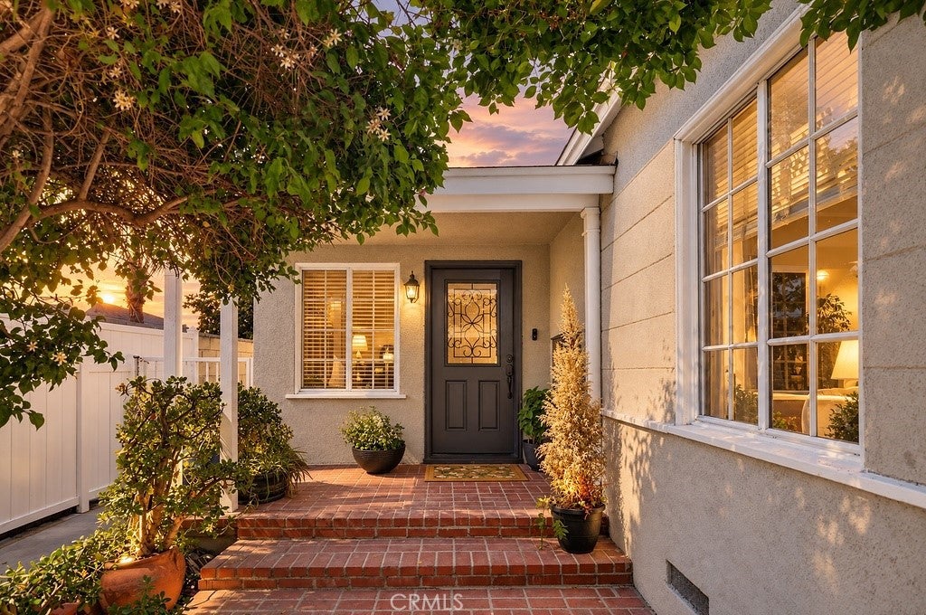 Photo of 5711 Geyser Avenue, Tarzana, CA 91356 (MLS # GD26216331)