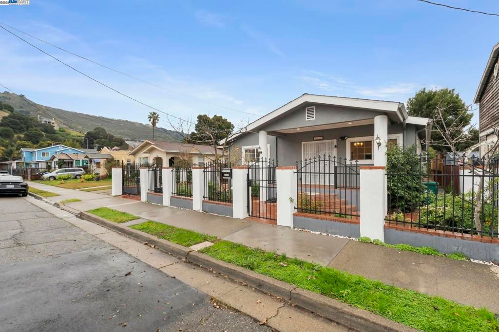 Photo of 3932 Gardenia Pl Pl, Oakland, CA 94605 (MLS # 41115382)