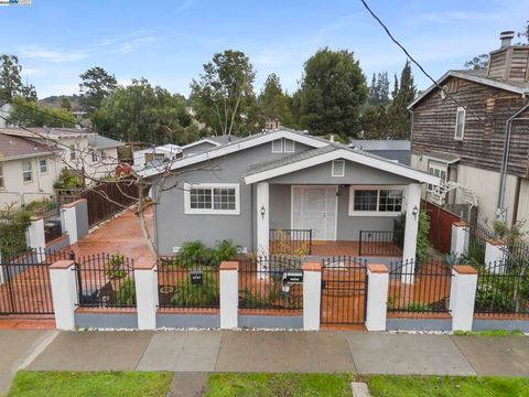 Photo of 3932 Gardenia Pl Pl, Oakland, CA 94605 (MLS # 41115382)