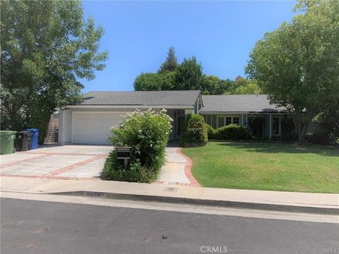 Photo of 6718 Shoup, Woodland Hills, CA 91307 (MLS # SR26014131)