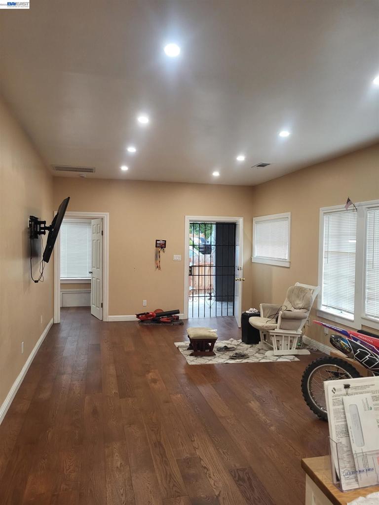 2137 E 27th