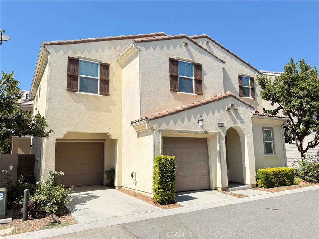 This Turnkey home is near the community playground and picnic area, Great Schools, along with nearby Constellation Park, Gallery Park and Cypress Trails Park. This three bedroom, three bath , two car garage home was built in 2018. This Lennar Smart Home home features lots of natural light exposure, newer appliances, led lights, vinyl flooring, and amazing granite countertops, insulated windows and huge walk-in closet and is a Wi-Fi CERTIFIED Home Design for optimal performance to meet today's demand for speed and efficiency. Your eco-friendly home features a Tankless water heater and built-in solar panels to help re-use energy and most importantly save every month on your electricity bill! Pets are Welcome! Subject to landlord approval
No smoking allowed. Must have good credit score and proof of income.