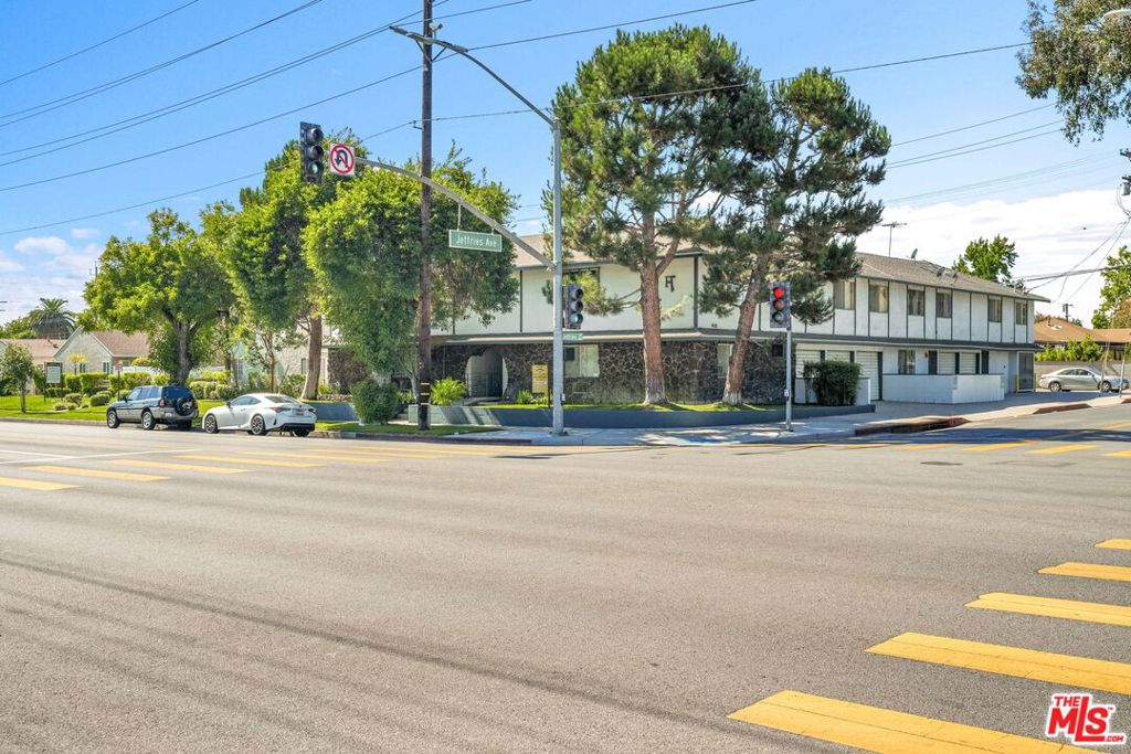 1799 N Hollywood Way