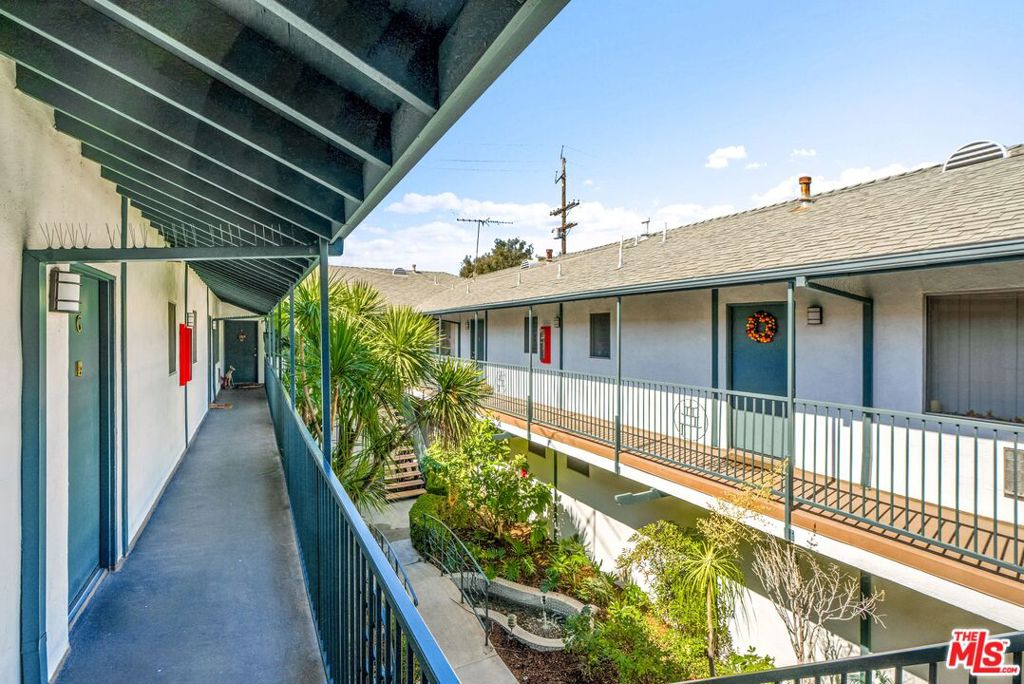 1799 N Hollywood Way