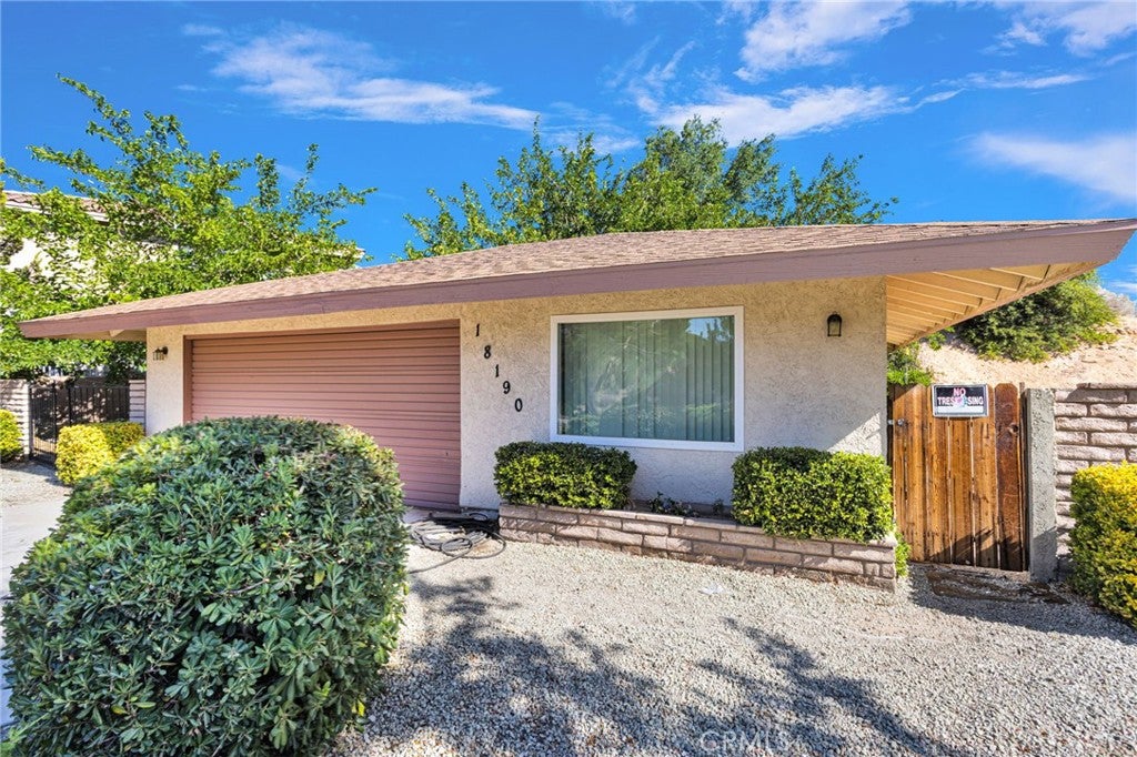 18190 Country Glen