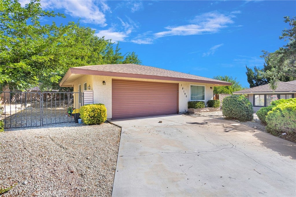 18190 Country Glen