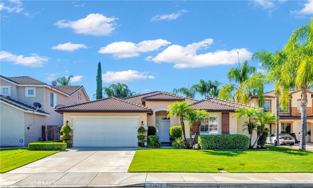 Turn-Key Single-Story Gem in a Prime Location
Welcome to this beautifully upgraded 2,773 sq. ft. single-story home, offering the perfect blend of comfort, style, and convenience. Featuring a spacious open floor plan, this residence is ideal for both everyday living and entertaining. Thoughtful upgrades throughout elevate the home’s modern appeal, while abundant natural light creates a warm and inviting atmosphere. This home also has a den that can be used as a 4th bedroom.
Located in a highly desirable neighborhood served by award-winning schools, this property is just minutes from nearby shopping, dining, and everyday conveniences. Truly turn-key, this home is ready for you to move right in and start making memories.