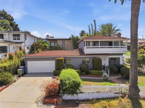 Photo of 214 S Poinsettia Avenue, Manhattan Beach, CA 90266 (MLS # SB26200109)