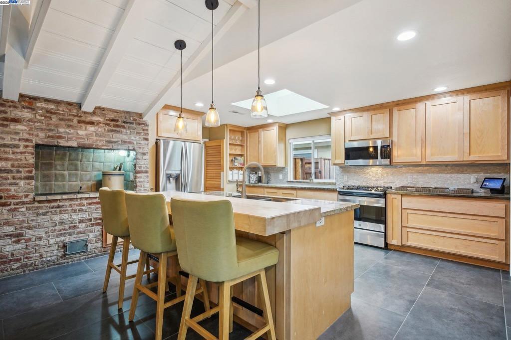 295 Hillview Dr