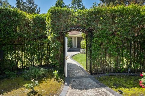 Photo of 3969 Longridge Ave, Studio City, CA 91604 (MLS # SR26067047)