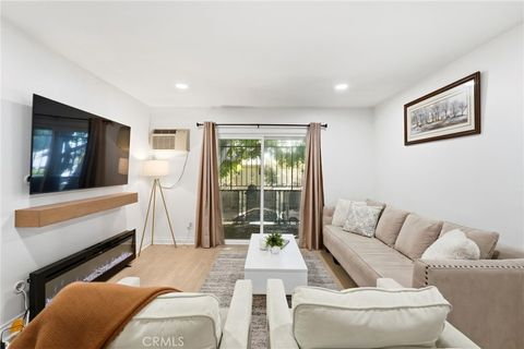 Photo of 6904 Radford Ave #5, North Hollywood, CA 91605 (MLS # SR26044698)