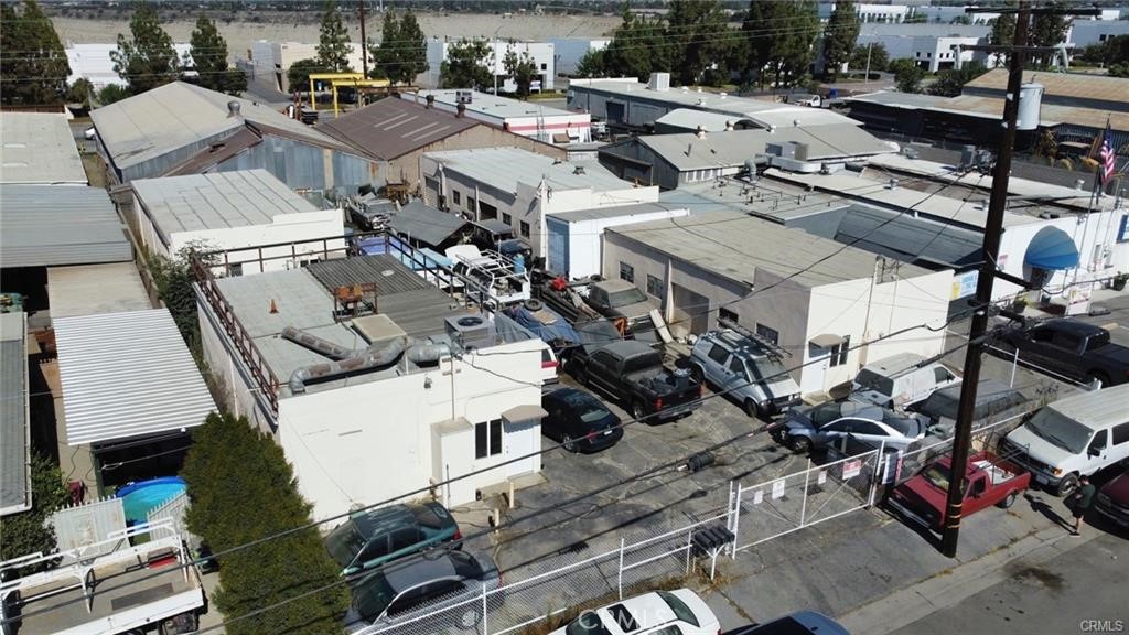 4 Buildings in a great area of Azusa, Two front buildings are 1000 sf each, the rear buildings are 1200 each, The perfect location work in one and lease out the rest!