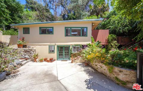 Photo of 8135 Willow Glen Road, Los Angeles, CA 90046 (MLS # 25627291)