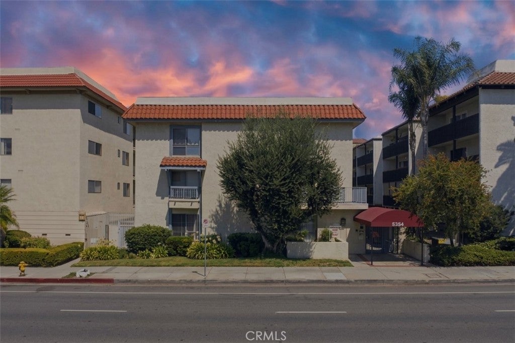 Photo of 5354 Lindley Avenue #209, Encino, CA 91316 (MLS # SR26175451)