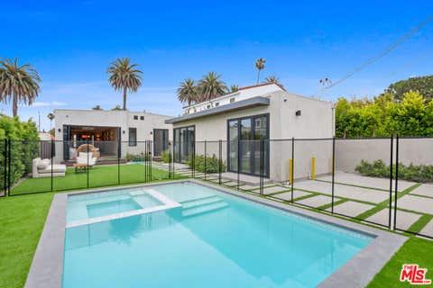 Photo of 2225 Walnut Avenue, Venice, CA 90291 (MLS # 26860559)