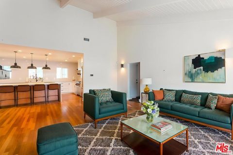 Photo of 23721 Mariano Street, Woodland Hills, CA 91367 (MLS # 26661381)