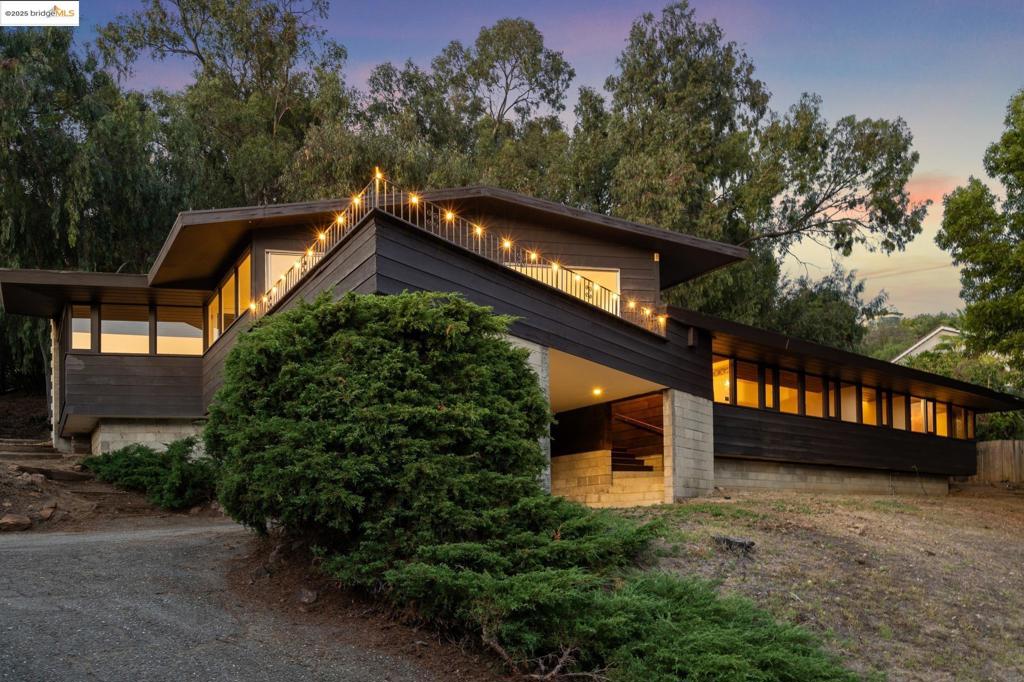 A MID-CENTURY HIDDEN GEM WITH GREAT POTENTIAL - Built in 1951, this captivating home was crafted by renowned architect Fred Langhorst, a protégé of Frank Lloyd Wright at Taliesin. Nestled on a knoll, floor-to-ceiling windows invite stunning panoramic views of the city and bay. This iconic piece of history exemplifies mid-century modern design at its finest, showcasing organic architecture that blends with its natural surroundings, influenced by Wright, Eichler, and Langhorst's unique style. This single-level residence features 3+ bedrooms, 2 baths, and an open-concept layout that welcomes sunlight and nature from every angle, situated on a spacious and tranquil lot. The backyard, with its beautiful eucalyptus trees, attracts deer, adding to the serene atmosphere of the neighborhood. For 60 years, this home buzzed with laughter, the joyful sounds of children playing outside, friends chatting around the dining table, and the record player always providing just the right tunes. At 15 Somerset, warmth radiates throughout, right down to the original Gaffers & Sattler stove. Now it's ready for its next chapter, an exciting opportunity for the fortunate buyer to restore and reimagine this treasure back to its full glory. Piedmont mailing address, Oakland taxes and services.