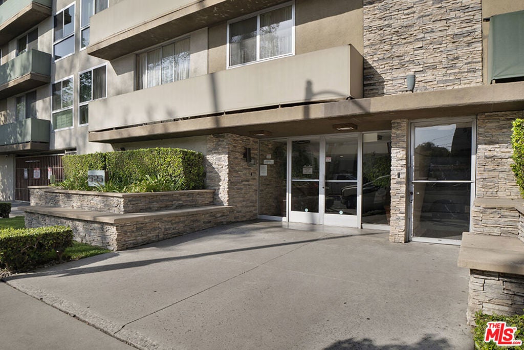 525 N Sycamore Avenue 306