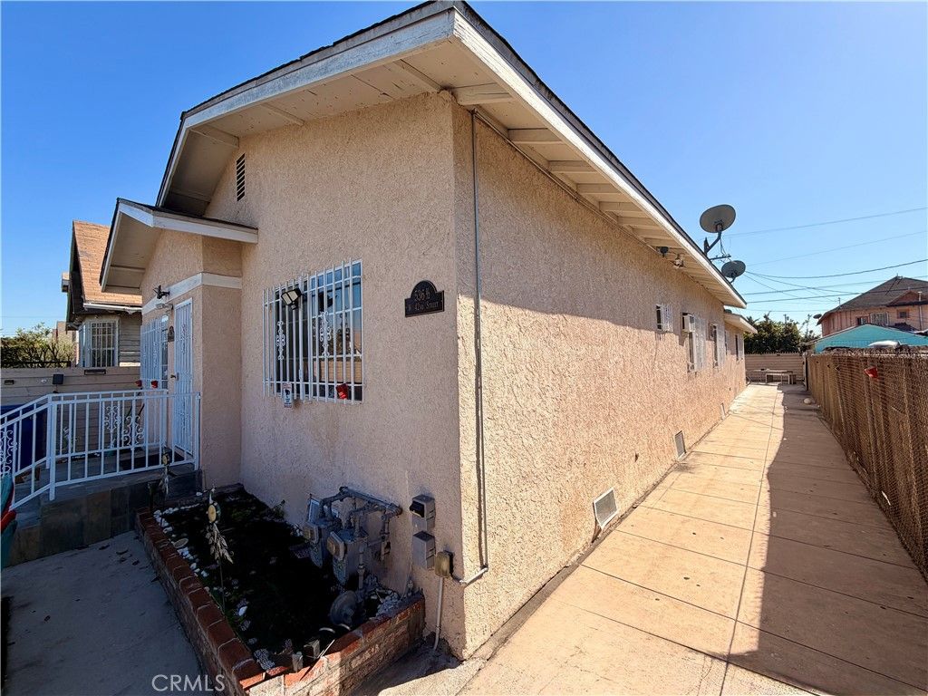 Photo of 536 W 42nd Street, Los Angeles, CA 90037 (MLS # SR26054789)