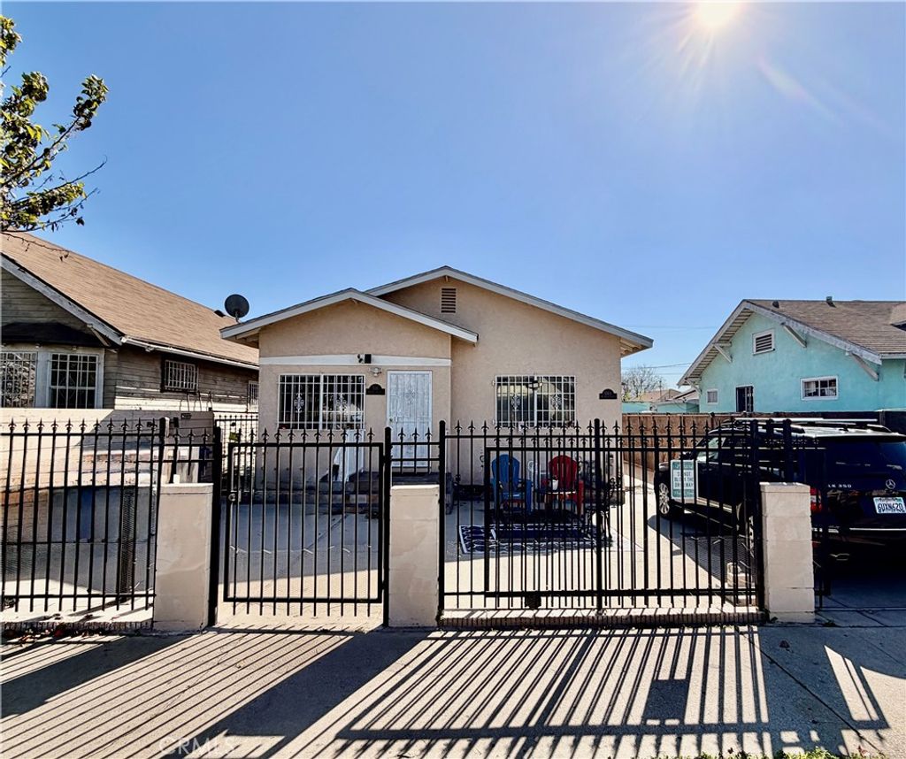 Photo of 536 W 42nd Street, Los Angeles, CA 90037 (MLS # SR26054789)