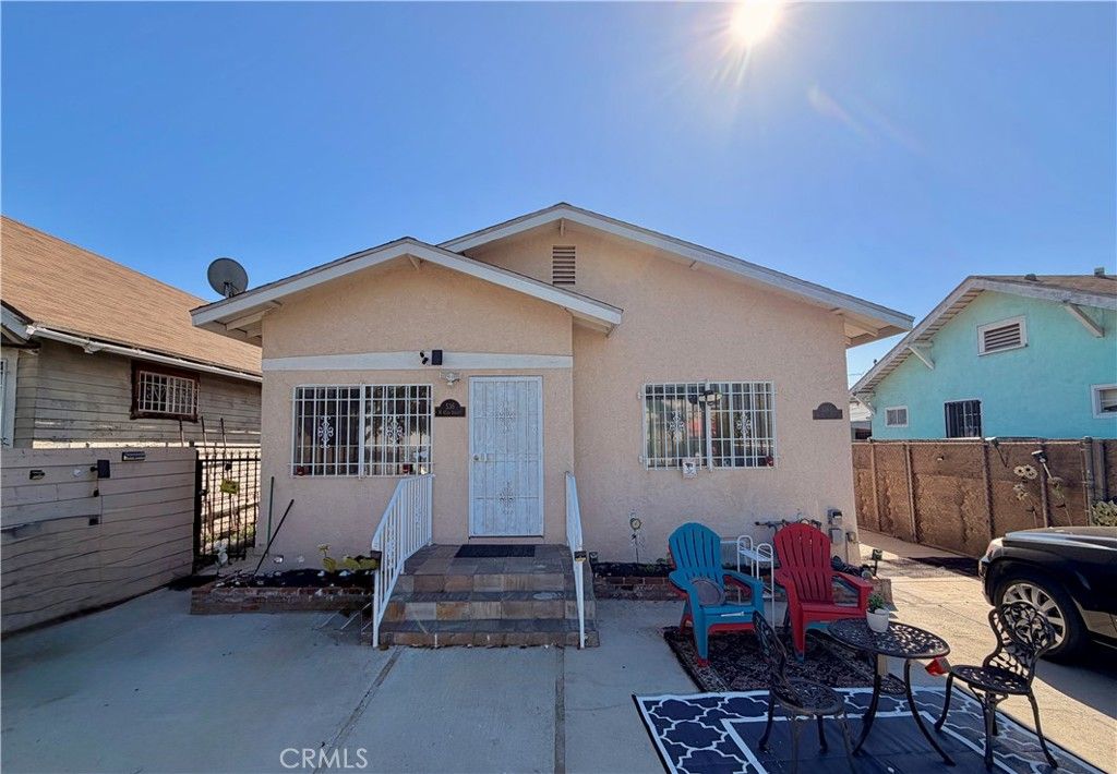 Photo of 536 W 42nd Street, Los Angeles, CA 90037 (MLS # SR26054789)