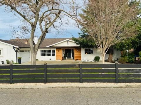 Photo of 105 Rays Circle, Hollister, CA 95023 (MLS # ML82030388)