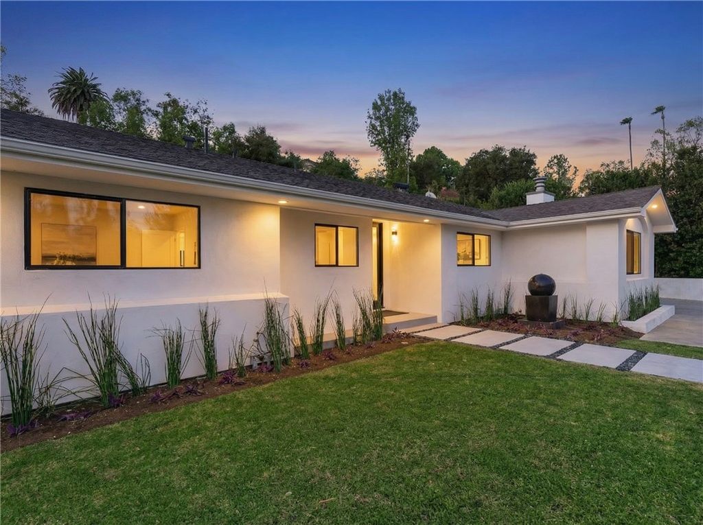 Photo of 5255 Melvin Ave, Tarzana, CA 91356 (MLS # PW26052246)