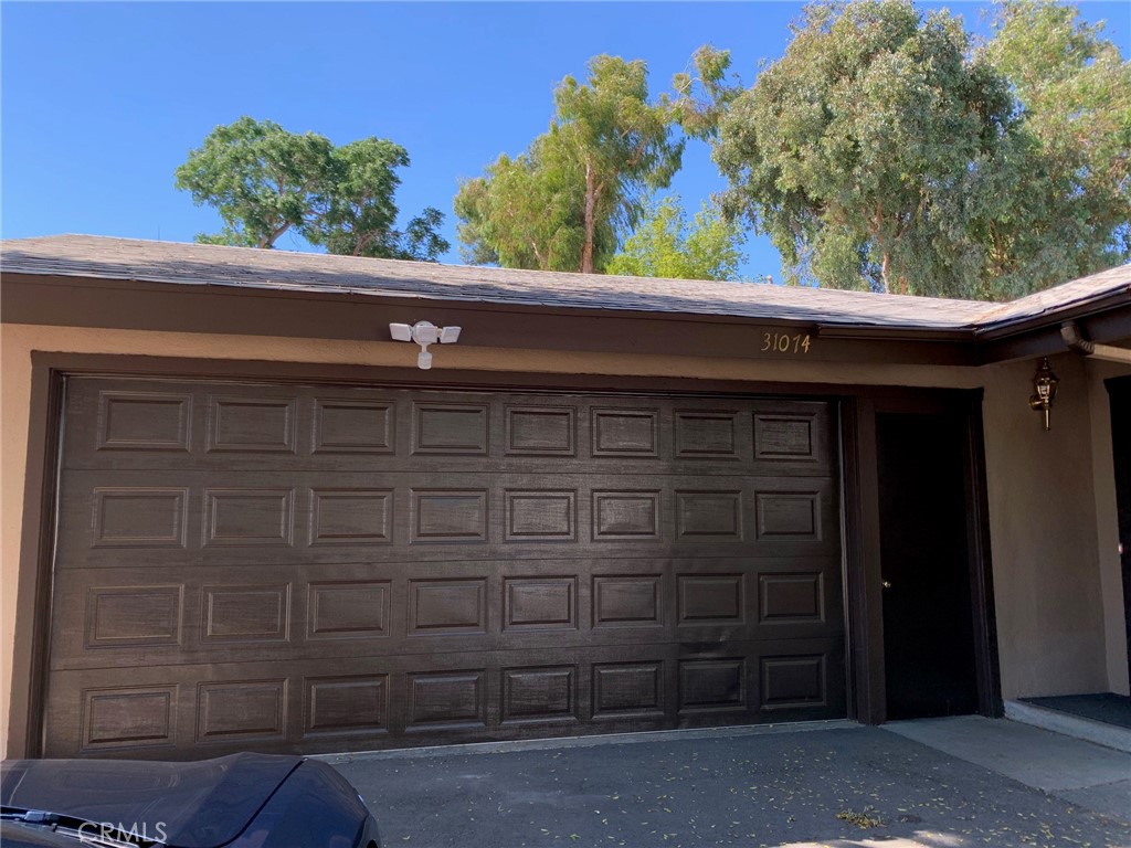 Charming Single level 3 Bedrooms 2 Baths, Family room features a fireplace, NEW KITCHEN, NEW PAINT INSIDE AND OUT NEW CARPET,
NEWER APLLAINCS, NEW HARDSCAPE.