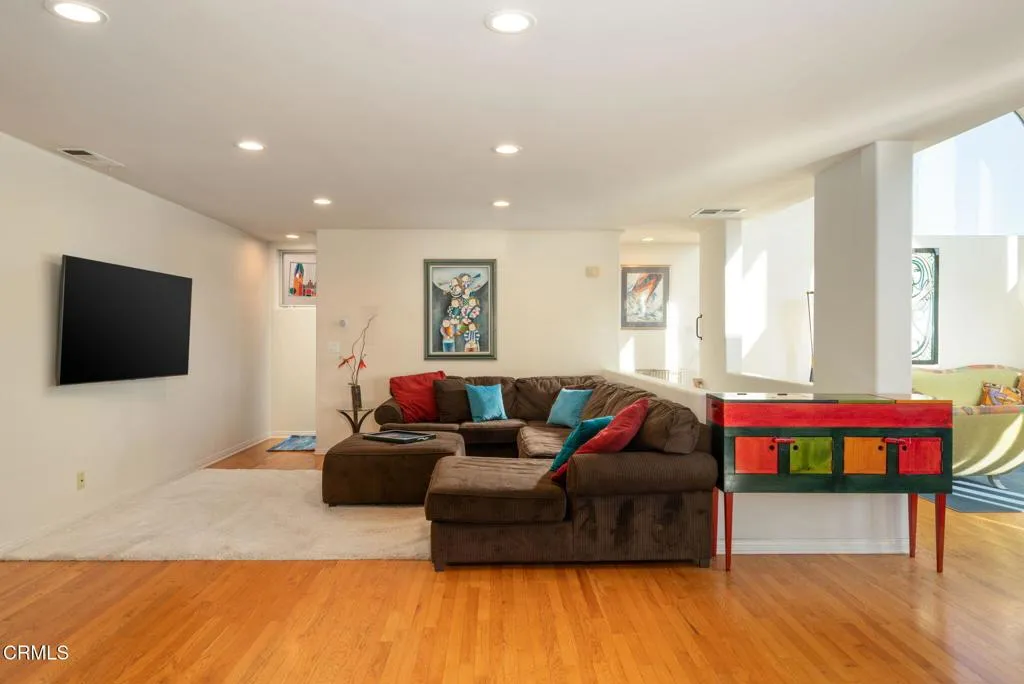 Ventura, California 93001, United States, 5 Bedrooms Bedrooms, ,4 BathroomsBathrooms,Residential,Active,206953