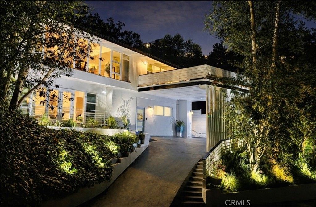 Photo of 3839 Davana Road, Sherman Oaks, CA 91423 (MLS # SR26024426)
