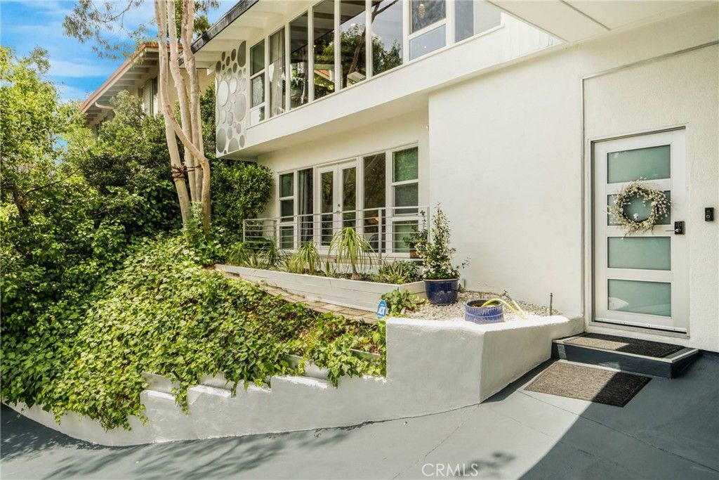 Photo of 3839 Davana Road, Sherman Oaks, CA 91423 (MLS # SR26024426)