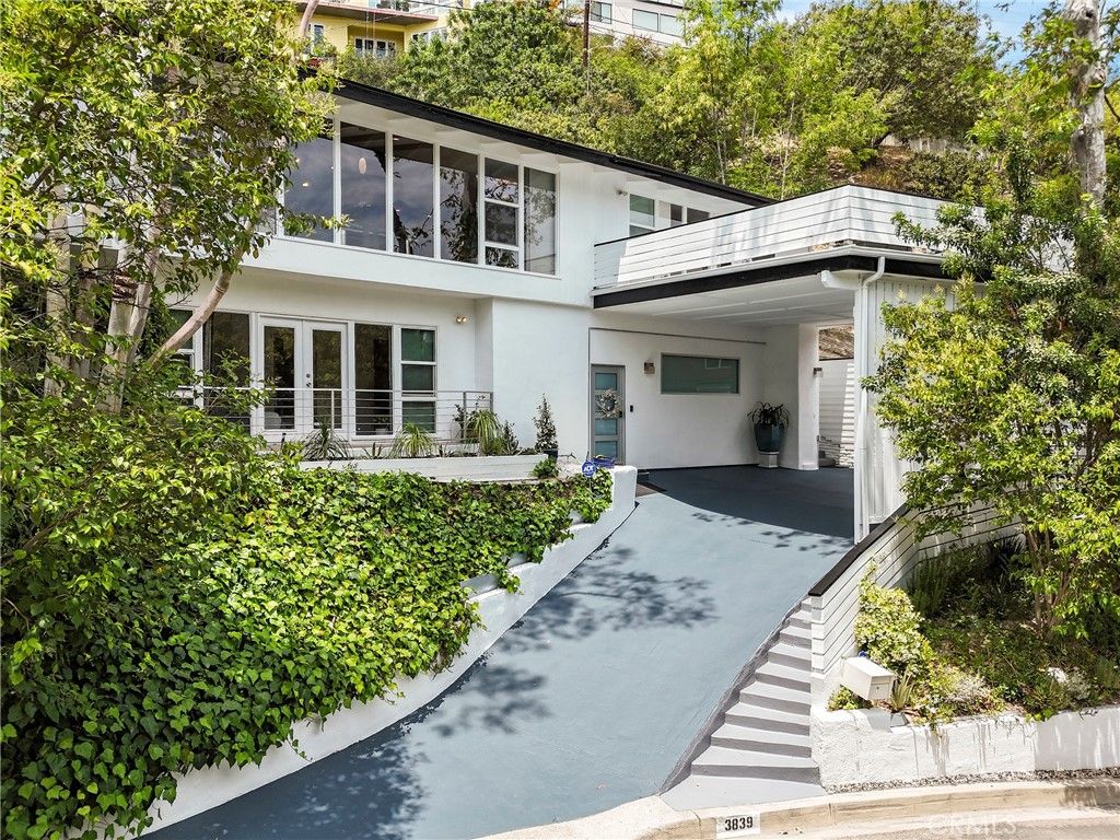 Photo of 3839 Davana Road, Sherman Oaks, CA 91423 (MLS # SR26024426)