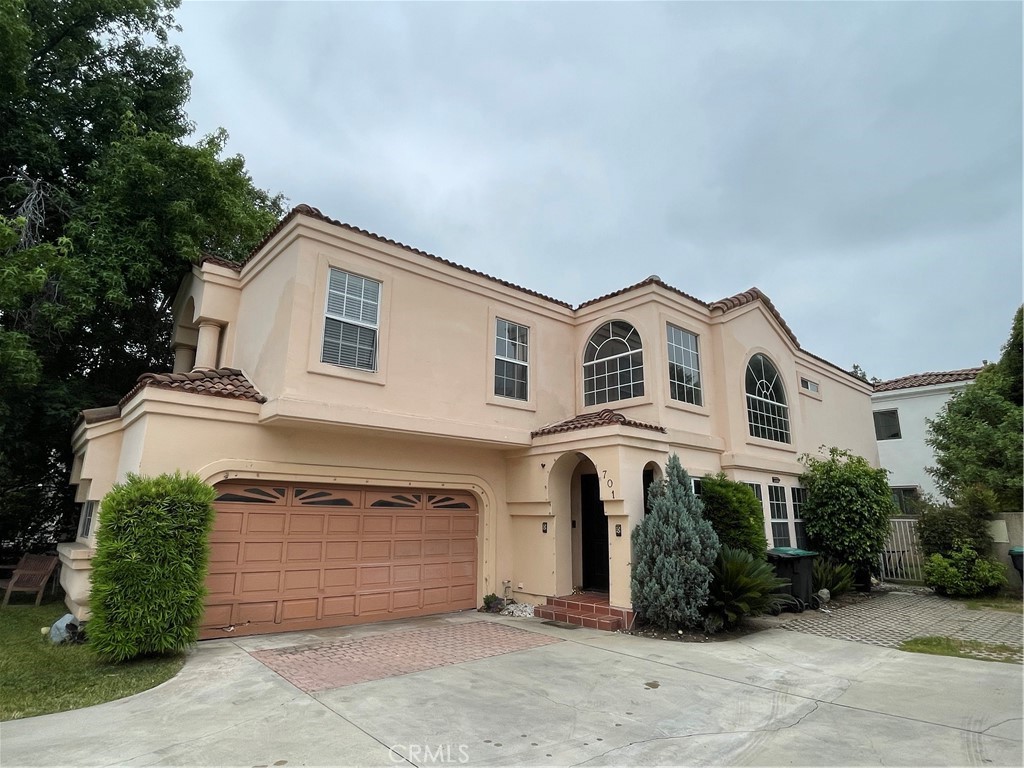 Beautiful 5BR/3BA detached home in Arcadia’s prestigious Highland Oaks area. Spacious open layout with high ceilings, gourmet kitchen, and downstairs guest room. Master suite with mountain views and soaking tub. Top-rated Arcadia schools. Quiet lot with only one other home. Prime location near parks, trails, golf, shopping, and walkable to a Metro station with direct connection to downtown LA.