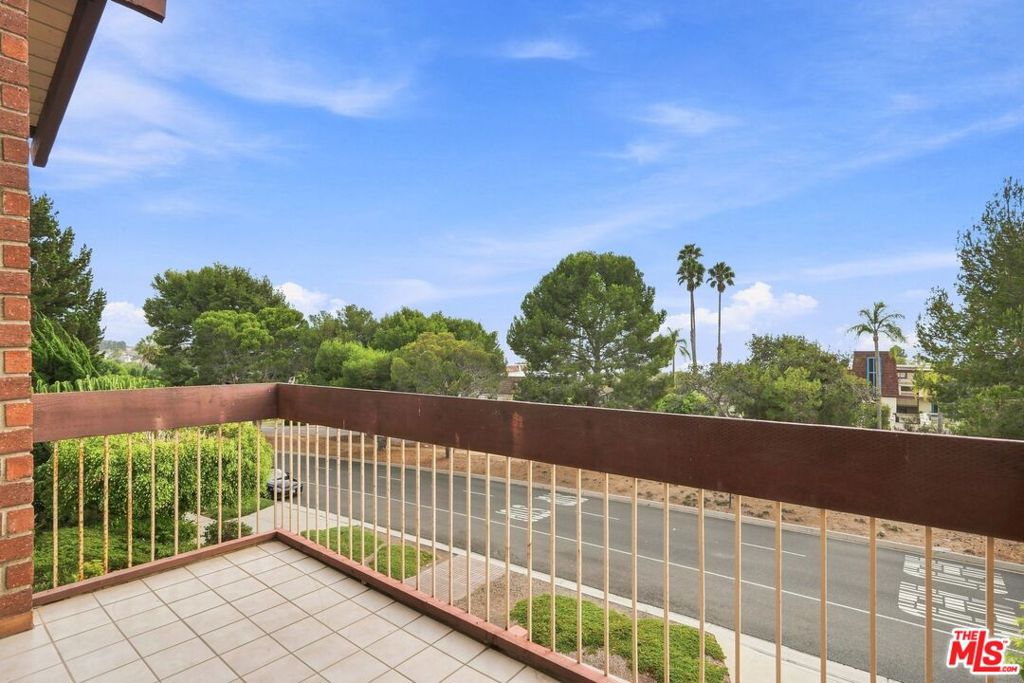 2322 Palos Verdes Drive 202