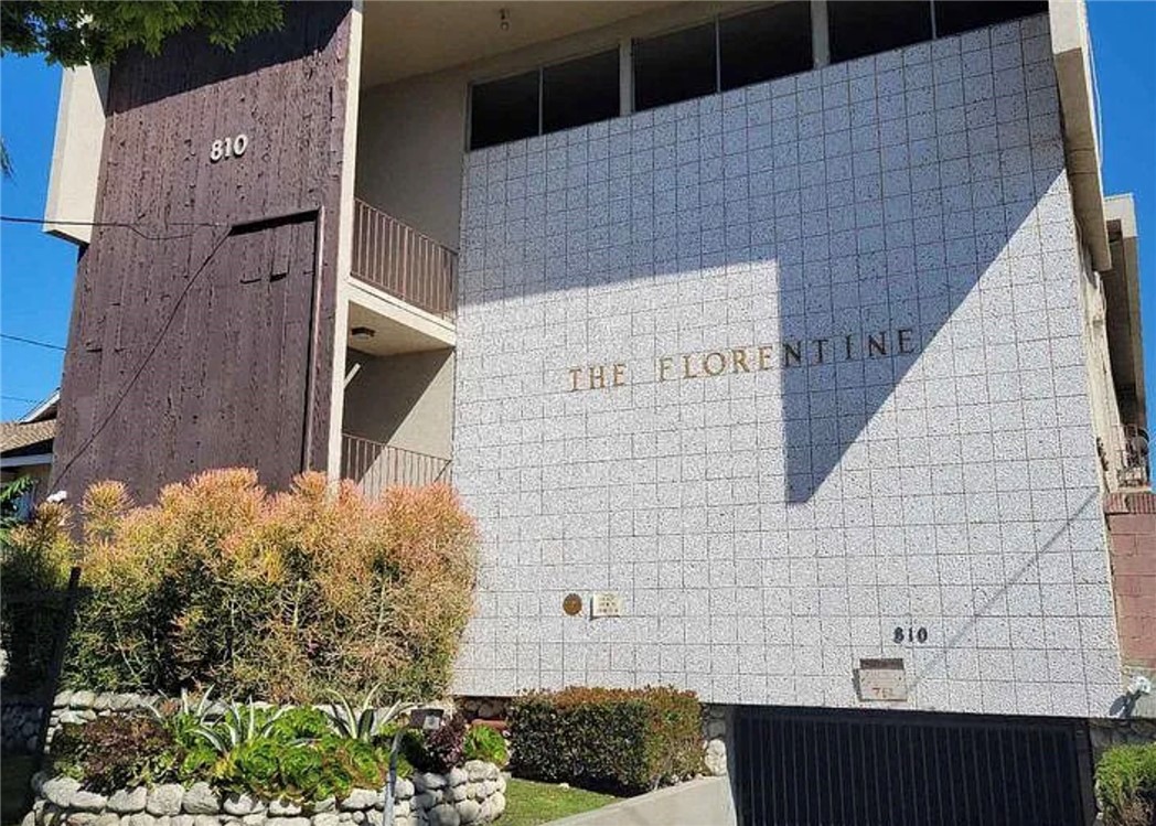 Welcome to this bright and spacious 2-bedroom, 2-bathroom unit located in a quiet, well-maintained building in the heart of Inglewood. The open layout offers a comfortable living space with great natural light and a dedicated dining area.
The kitchen provides plenty of cabinet and counter space, making meal prep a breeze. Both bedrooms are roomy and comfortable, and the primary bedroom includes its own private bathroom and ample closet space. A second bedroom and full bathroom offers convenience for guests or a second occupant.
Additional features include in-unit laundry, gated parking, and a central location near SoFi Stadium, LAX, local shopping, dining, and the upcoming Inglewood Transit Connector.