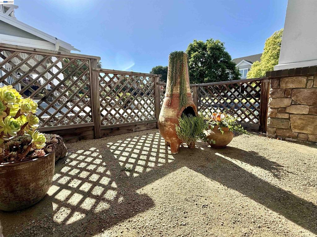 2942 San Minete Dr
