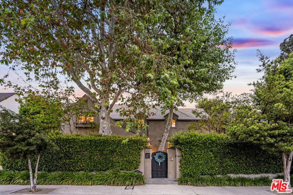 Photo of 1614 N Fairfax Avenue, Los Angeles, CA 90046 (MLS # 25591099)