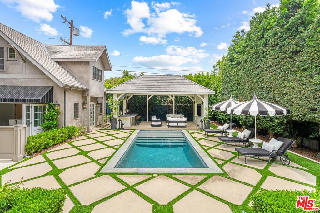 Photo of 1614 N Fairfax Avenue, Los Angeles, CA 90046 (MLS # 25591099)