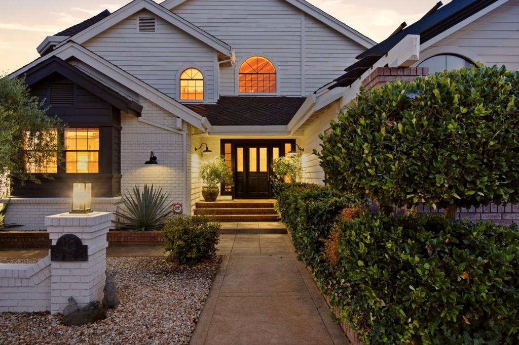881 Sunkist Court