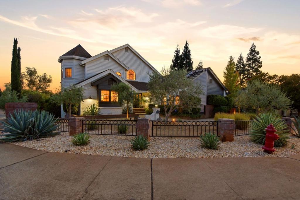 881 Sunkist Court