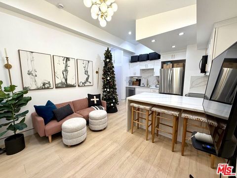 Photo of 5561 1/2 El Canon Avenue, Woodland Hills, CA 91367 (MLS # 26646467)