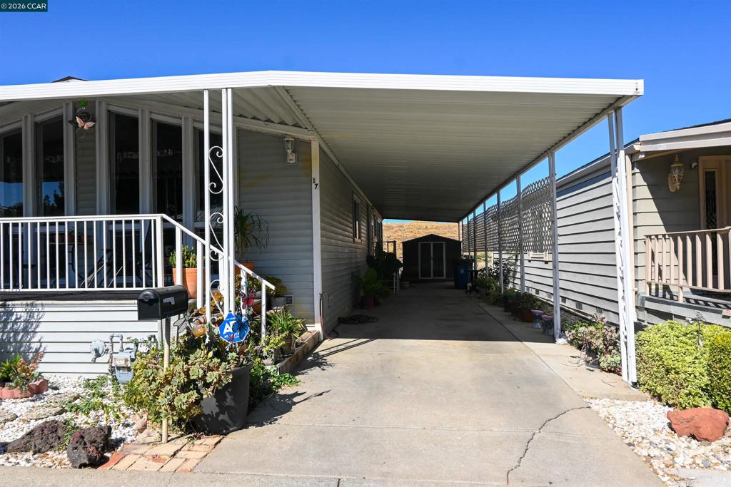 17 Bradley Ln
