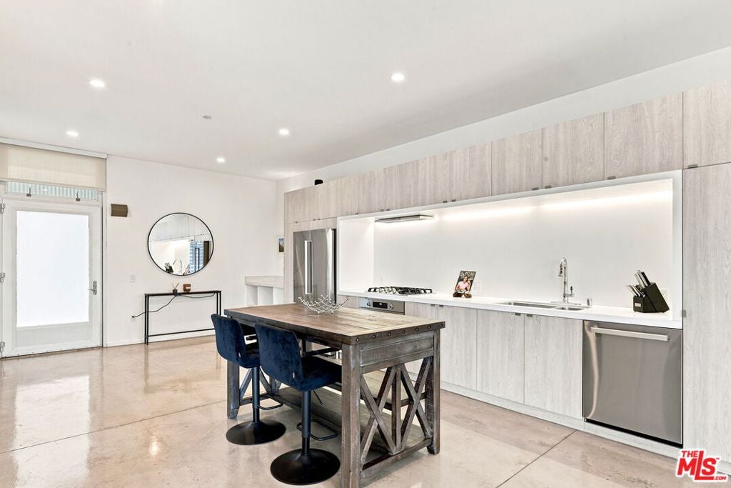 901 Hancock Avenue 201