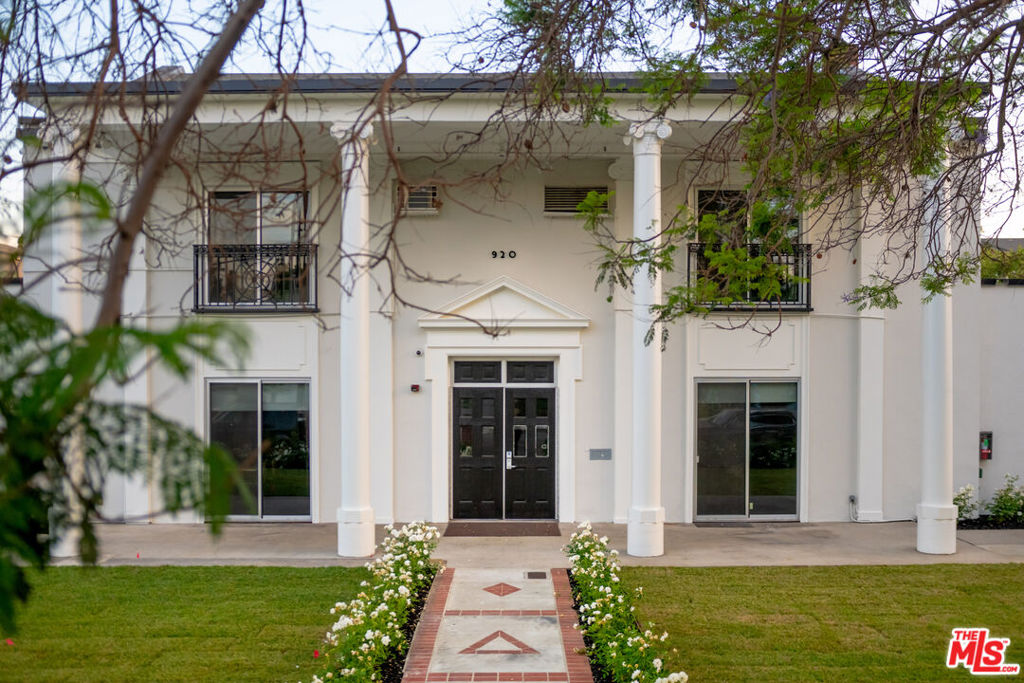 ASTRA is an all-girl sorority style house located on USC's Frat Row. The house consists of furnished Single private rooms and shared common spaces that have been tastefully remodeled. Onsite laundry and parking is also available for an additional cost. We are currently renting for the 2025-2026 academic year so please reach out if you are a USC student in need of a great housing solution. Private rooms are available for $1,000/month for a limited time. https://astrausc.com/