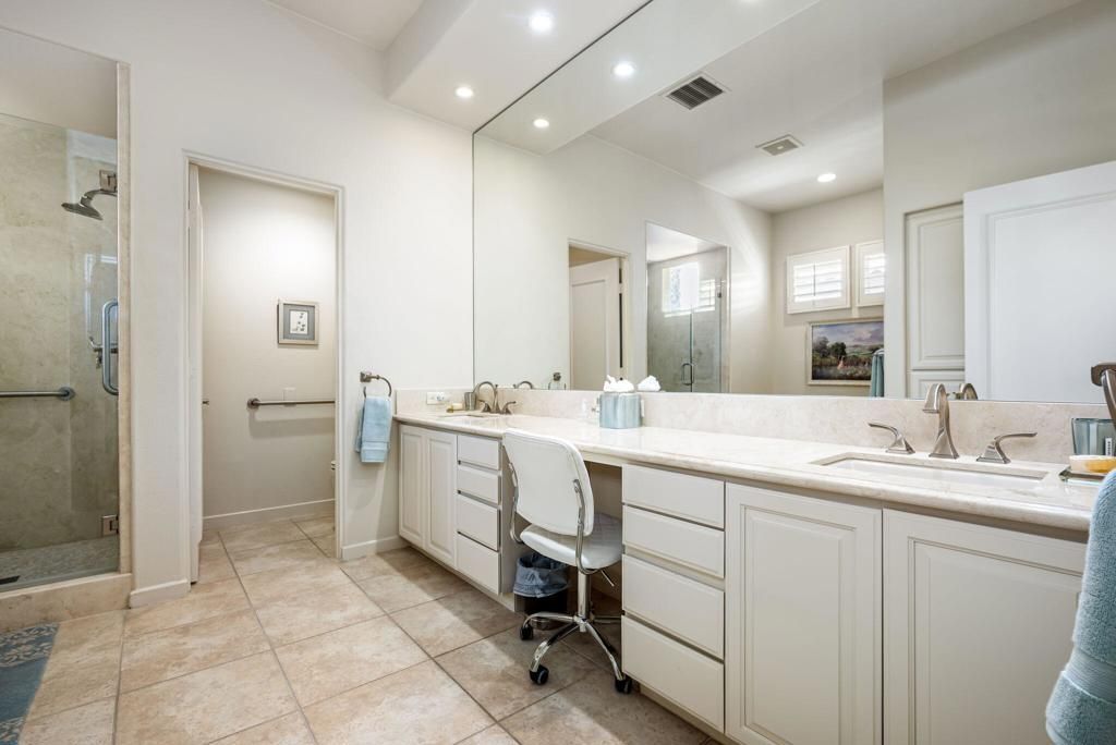 listing image 130725483384826595582