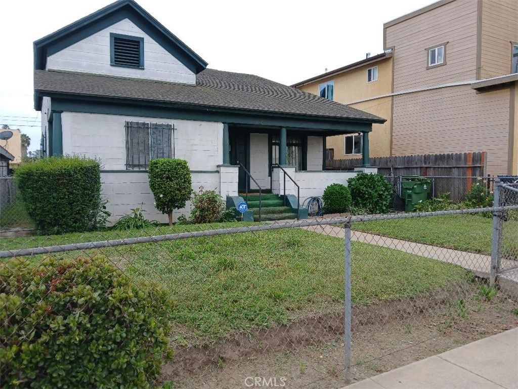 Photo of 940 W 78th St, Los Angeles, CA 90044 (MLS # PW26080739)
