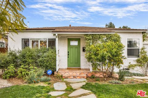 Photo of 1024 N Naomi Street, Burbank, CA 91505 (MLS # 26661575)