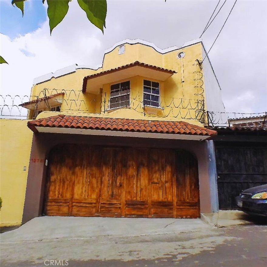 Imagine waking up every morning with a "180-degree panoramic view of San Salvador", where the city and the horizon merge into a unique landscape. This impressive home, located in one of the **most privileged areas**, offers you the comfort of being close to "shopping centers, restaurants, and the heart of the city, without sacrificing the tranquility and exclusivity that you deserve".  
FEATURING 4 large bedrooms, each equipped with air conditioning, mini splits, and a master suite that gives you views of the majestic volcano, this space is designed to provide you with comfort and elegance. Do you like to enjoy special moments outdoors? The patio with BBQ kitchen is the perfect place for family gatherings or dinners under the stars.  
On the first floor, you will find a large and cozy room, ideal for entertaining your guests. On the second floor, a family room with views of the volcano and the city invites you to relax and enjoy unforgettable moments.  Additionally, it features a cistern that ensures a constant water supply.  
This is not just a home, it's a lifestyle. A place where every detail has been thought out so that you can live unique experiences. Ready to make the dream of living in a space that combines luxury, comfort, and an unbeatable location come true? This is your chance!  
Schedule your visit today and let yourself fall in love with everything this incredible property has to offer you! ???