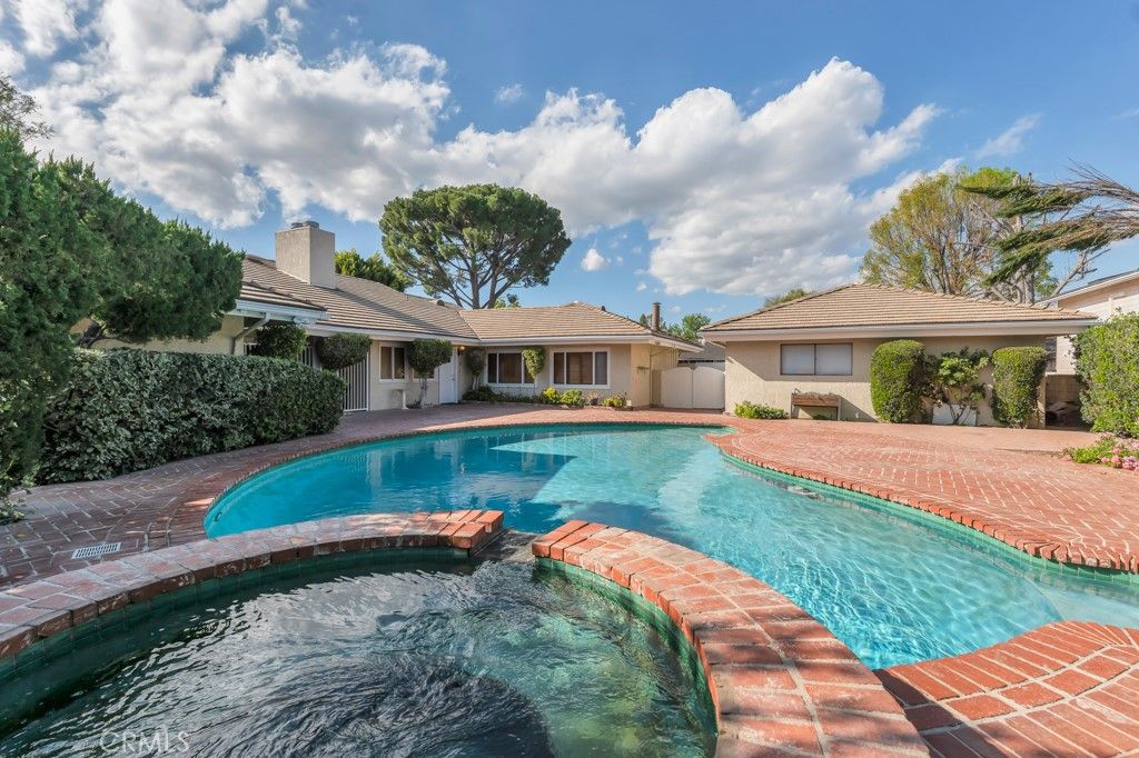 Photo of 10132 Hadley Ave, Northridge, CA 91324 (MLS # SR26046981)